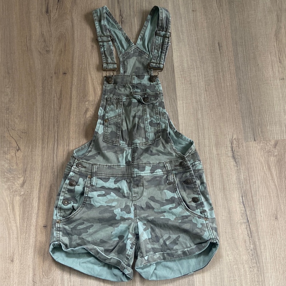 Camo shorts overall